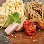 らぁ麺 飯田商店 - つけ麺具材、ドライトマト、TOKYOＸのチャーシュー、黒さつま鶏【黒王】のチャーシュー