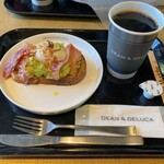 DEAN&DELUCA - ベーコンエッグアボカドトースト　750円