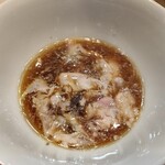 らぁ麺 飯田商店 - 薄切り豚はこのようにスープに溶けます。