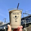 BANANE PATE - 京急線を背にした「アップルバナナジュースM」