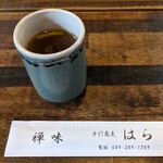 禅味 はら - お茶代わりに柚子入り蕎麦つゆの出汁湯割りが提供される。