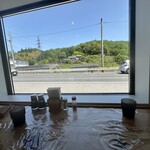 旬菜・じねんじょ市場　とろろ庵 - カウンター越しに景色が見れます。(一応…)