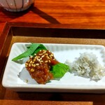 灼味噌らーめん 八堂八 - 味変の薬味は「自家製梅漬け味噌」「北海道産の山わさび」