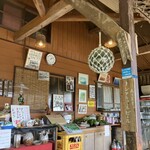 顔振茶屋 - 店の内装。中央の台に名物の山菜が陳列。欲しい人には有料で分けてくれるとのこと。