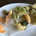 顔振茶屋 - 天ぷら盛り合わせ…は取り分けた後に写真撮ったのでものすごく残ない有様に。現物はえらく豪勢です。