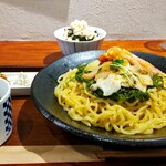 灼味噌らーめん 八堂八 - ざるらーめん海鮮(茹で前240g) 1600円、「春めかぶ」「生ズワイガニの炙り」「蝦夷アワビの昆布〆」「唐墨」「自家製梅漬け味噌」「北海道産の山わさび」