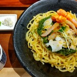 灼味噌らーめん 八堂八 - ざるらーめん海鮮(茹で前240g) 1600円、「春めかぶ」「生ズワイガニの炙り」「蝦夷アワビの昆布〆」「唐墨」「自家製梅漬け味噌」「北海道産の山わさび」