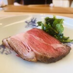 柚木元 - ⑨【強肴】
      フォゲット種マトンの藁焼き、3種野草（クレソン+エシャロット+ウルイ）のマリネ添え