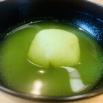 柚木元 - ④【椀】
      天豆の鞘+昆布出汁の擦り流し、裏漉し天豆+葛豆腐