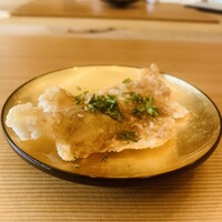 柚木元 - ②【先付】
                天然岩魚の濡れ煎餅、木の芽かけ