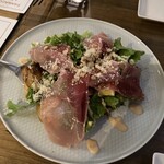 PANNACOTTA - 生ハムとフルーツのサラダパイ生地ピッツァ