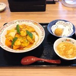 餃子の王将 - 海老の甘酢天津飯セット＋胡麻団子（餃子は後からきました）