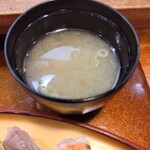 いこま寿司 - 非常に美味しい味噌汁でした。寿司の写真を撮り忘れました