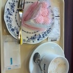 Dotoru Kohi Shoppu - ローズ＆ベリーのシフォンケーキとカフェラテ 14時～のケーキセットで¥500