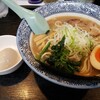 Menya Aoyama - ラーメン 豚骨醤油 880円 左は生クリーム味玉