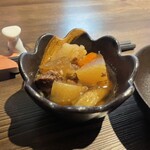 Nobushi - 野武士定番のお通しです。煮込みですが醤油ベースなのでサラッとしてますが旨味がすごいです。とてもお通しのレベルではないです。