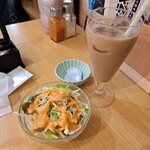 ヒマラヤ食堂 - サラダとアイスチャイ