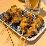 Binchou Sumibi Yakitori Kadokura Shouten - 塩とり皮（210円）など