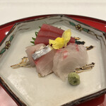 Kyouhantei - 会席 月 ７７００円。鮪、鯛、間八。鮪が案外ですが、鮮度良きカンパチ、寝かして旨味の強い鯛はとても美味しかったです（╹◡╹）