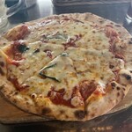 WINE&PIZZA HACHI - マルゲリータ　※このピザはなんと500円のワンコイン。でもちゃんと窯で焼いていてます。すごいコスパです。