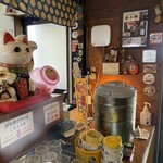 黄昏タンデム - 水：店頭に給水機(セルフ)
            紙お手拭き：カウンター
            ゴミ箱：なし
            トイレ：なし
            味変ツール：白胡椒、七味