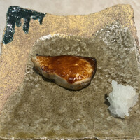 鮨 にっこ - おまかせ１２０００円。鰆焼物。素焼きの鰆に酒粕のタレを合わせています。