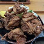 鳥栄 - カリッと揚がった立田揚げ(唐揚げ)   ピースごとにさまざまな部位の鶏肉を使っていて450gものボリューム