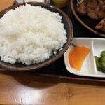 鳥栄 - ご飯（大盛り無料）、お新香