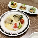 料理旅館 丸寅 - 季節の前菜三種盛り（煮鮑、海鼠、てこね寿司）
      季節の酢の物（茹で鮑、烏賊の梅和え、平目の昆布締め）