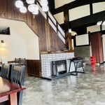 うなぎ松川 - 【内観】開放的な広い店内、小上がりの大座敷とたたきの上で共にテーブル席