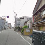 一月家 - 店外はがらんとしている。