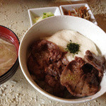 アイランドカフェ ハナ - 牛タン山かけ丼