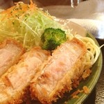 ワタライ食堂 - 二物を与えられた豚野郎♡
            
            美しいピンクの色味と肉厚
            やわやわジューシーなお味
            ☆*:.｡. 
            
            塩でいただくす( ^ω^ )
            
            ロース勝ァツ！♡