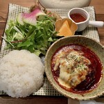 CAFE 二葉 - メインのお皿には、ハンバーグ、ご飯(笠間産コシヒカリ)、サラダ、牛蒡、オニオンにドレッシング、メロン等