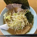 Ramen Shoppu - 茹でキャベツと厚切りチャーシュー入り。