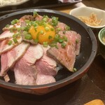 大かまど飯　寅福 - ローストビーフとポークの合盛り丼定食