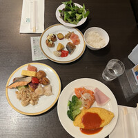 オールデイダイニング リモネ(リーガロイヤルホテル大阪) - 朝食ビュッフェ３４１６円。卵液が流れ出ない、ふわふわの絶妙な火入れのオムレツに、海老トマトソースが絶品です。スモークサーモンも美味しくいただきました（╹◡╹）