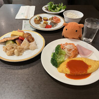 オールデイダイニング リモネ(リーガロイヤルホテル大阪) - 朝食ビュッフェ３４１６円。海鮮ピラフは、パエリア並みの具材に、バター香るお米が美味しくて、私のビュッフェ史上最高のピラフかも。点心もとても美味しかったです（╹◡╹）