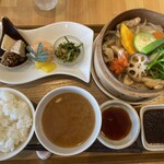 スチーム キッチン ハナカゴメ - 鶏もも肉と香草野菜の蒸籠蒸し