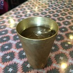 インド料理 パリワル - いつもはガラスのコップですが今回は趣向を変えてこちらのグラスでお冷を出してくれました
