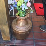 インド料理 パリワル - ネパールの水瓶に造花を挿しています(忙しい中、オーナーさんが外に出てきて色々と説明してくれました)