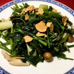 Stir-fried water spinach with garlic