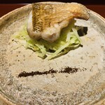 馳走 啐啄一十  - 【写真⑭】炭火焼き赤鯥(別称:ノドグロ、長崎県対馬列島、紅瞳)、ノドグロの脂で炒めたキャベツ(広島県)、粉末醤油