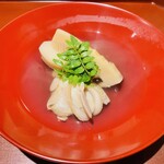 馳走 啐啄一十  - 【写真①】木積白筍(大阪府貝塚市)と蛤(千葉県鴨川市)、羅臼昆布と鰹節の出汁のお椀