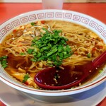 義けんラーメン - 辛 卵とじ麺
                                
                                自家製ラー油の量は多くなく、見たとおり辛さは強くない。
                                辛さを調整可能は、恐らくラー油の量で調整だと思います。
                                醤油らーめんベースで、優しさのまま「辛」化した感じ。