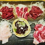 心人 - 、「馬刺し盛り合わせ」です。左上から右下へ順に、赤身、ふたえご、心臓、たてがみ、レバー、紐、です。なかなか、食べ比べってないですよネ！