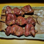 心人 - 鶏 心臓 。大き目の心臓で、ややレアな感じに焼いてあります。お肉の味がしっかりして、弾力のある噛みごたえが堪りません。その後、、鶏肝がミディアムレアーに焼かれ山葵を載せて頂きました。これには唸ります。