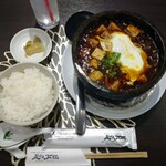 是的菜館 - 四川麻婆豆腐（中辛）卵トッピング＆近江コシヒカリ白ご飯〈搾菜付き〉（中）＆レモンソーダ①