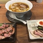 麺創房LEO - 巴醤油ラーメンとレアチャーシュー別皿