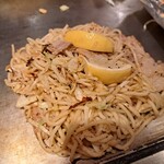 お好み焼 みっちゃん総本店 - たっぷり胡椒のレモン焼きそば